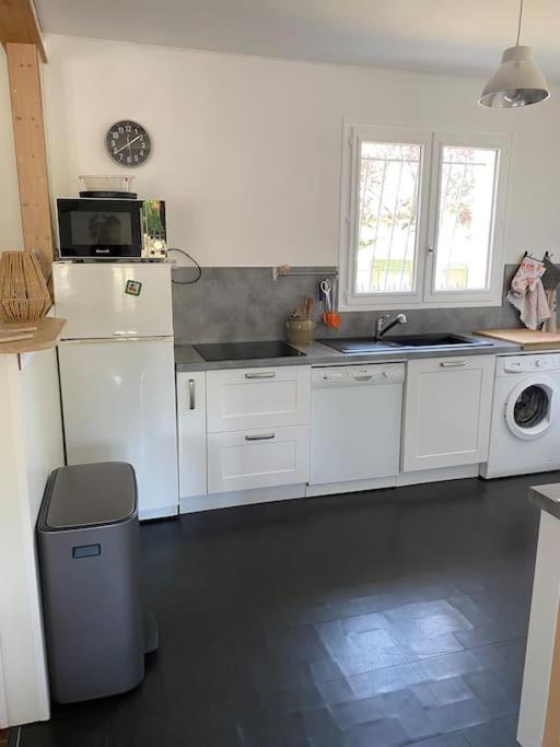 Holiday home Piscine Bord De Foret